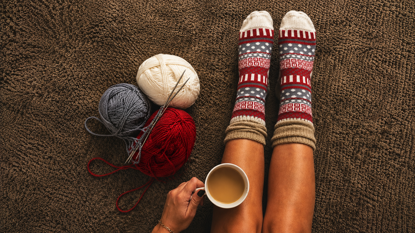 Paire de chaussettes cozy douillettes posées près d'un plaid