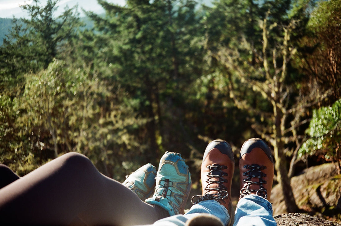 Chaussettes de randonnée avec chaussures sur un sentier