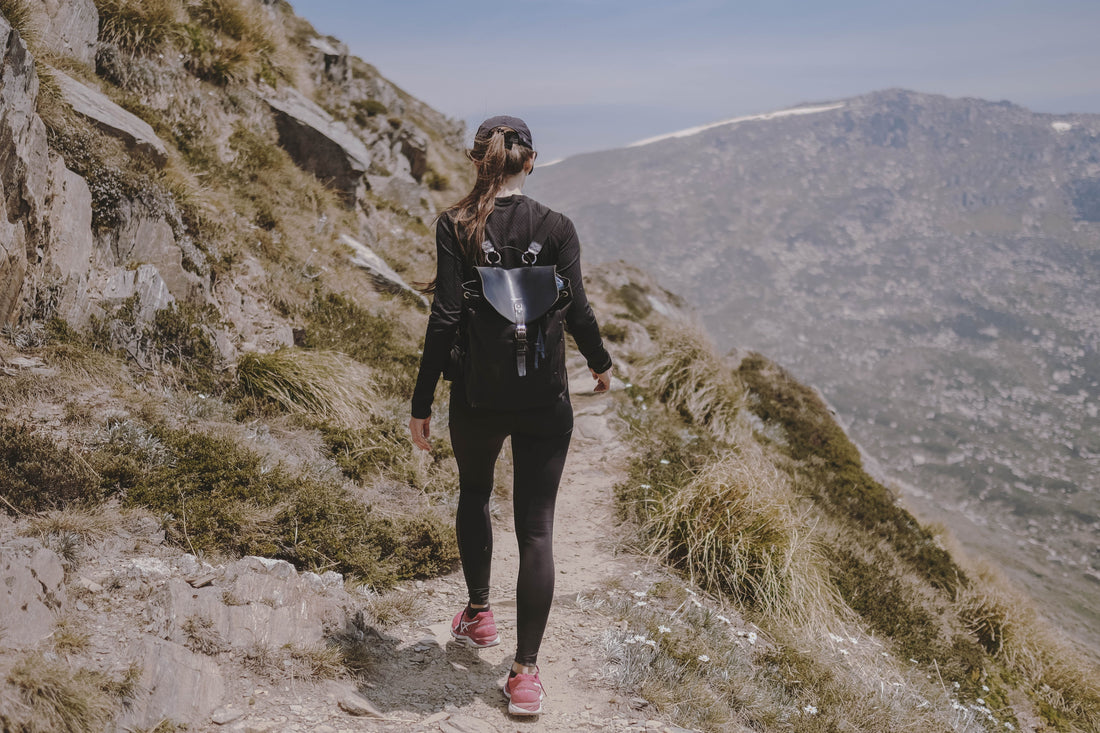Chaussettes de randonnée avec chaussures sur un sentier